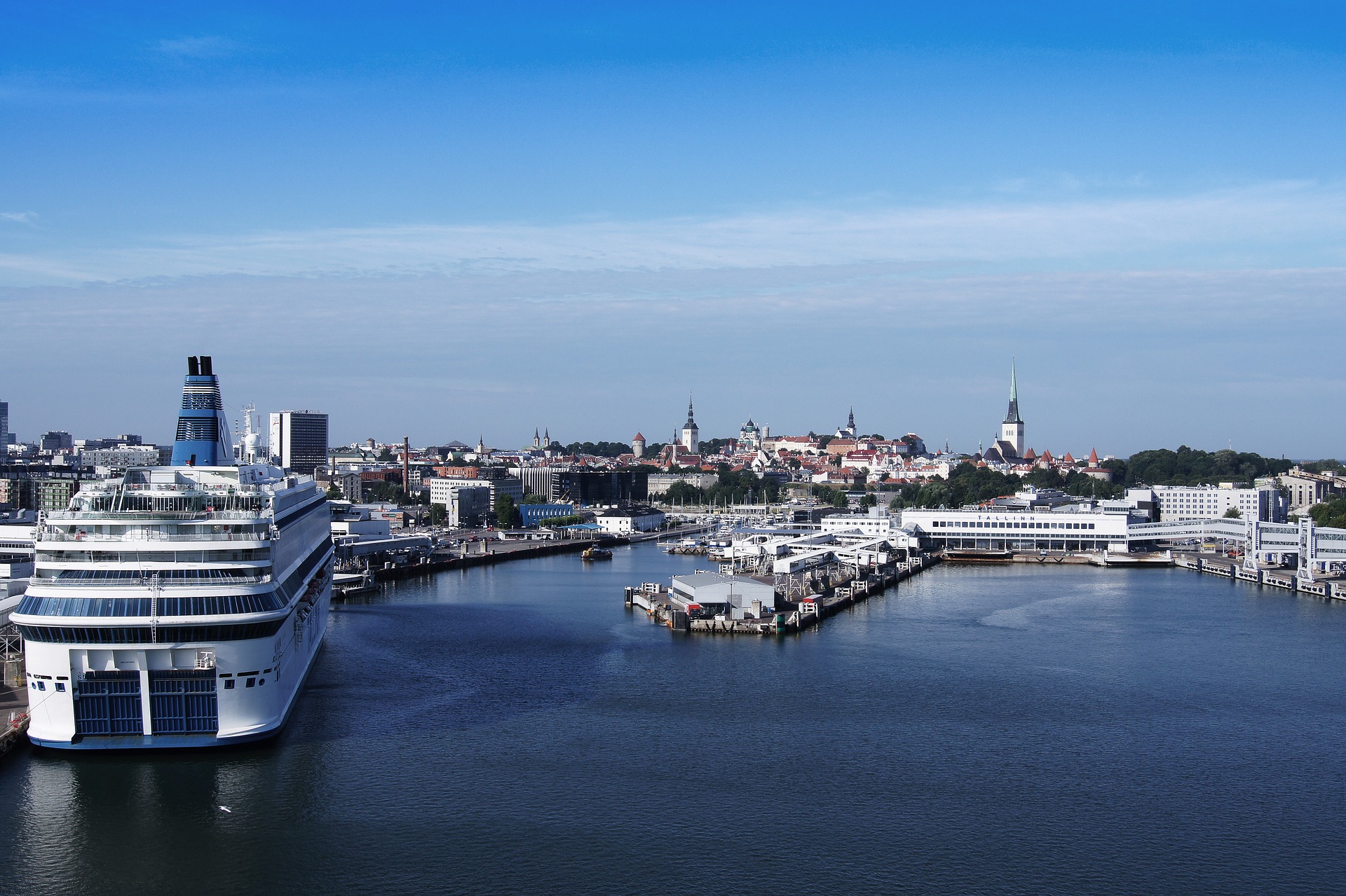 Affacciato sul centro della città di Tallinn dal suo più grande porto passeggeri.