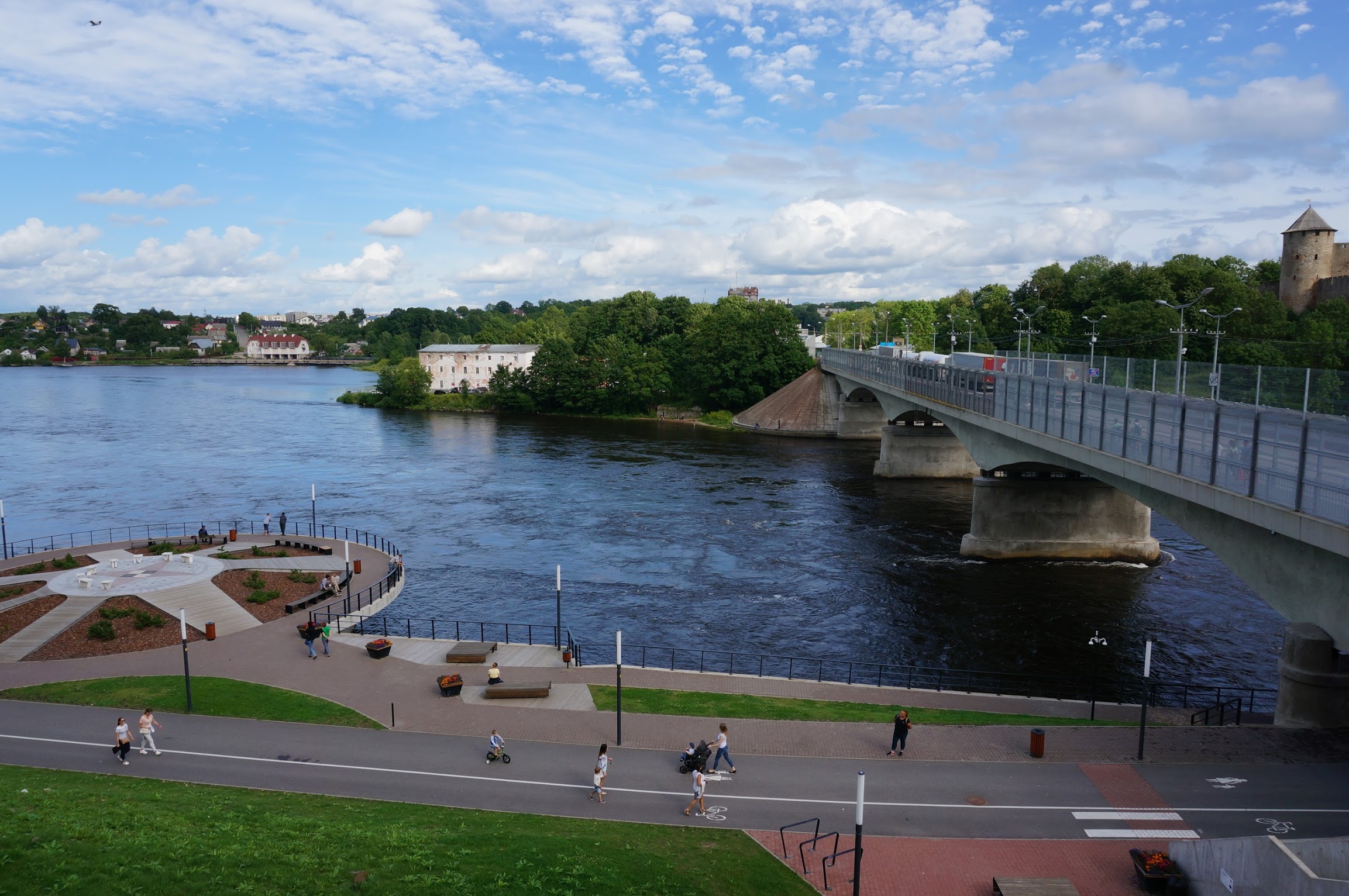 A view of the bridge of the Ivangorod border crossing between Estonia and Russia